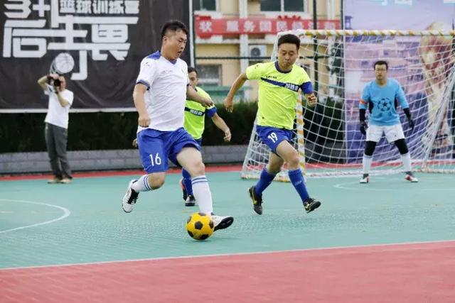 曼联继续觊觎左后卫，维拉计划与马特森续约
