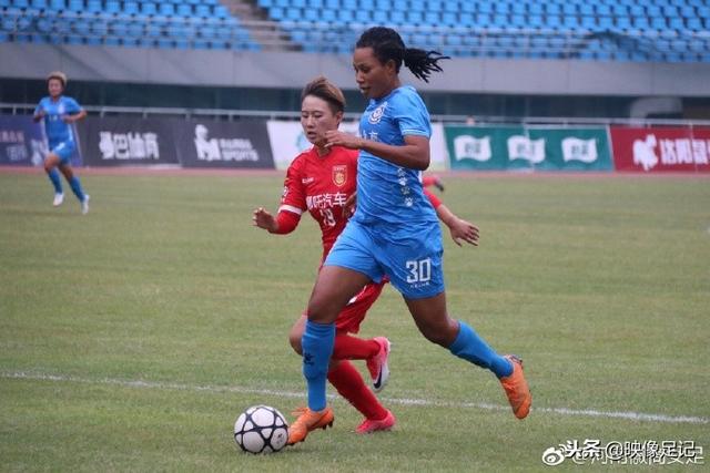 维尼修斯与女友弗吉尼娅订婚，感情升温一年